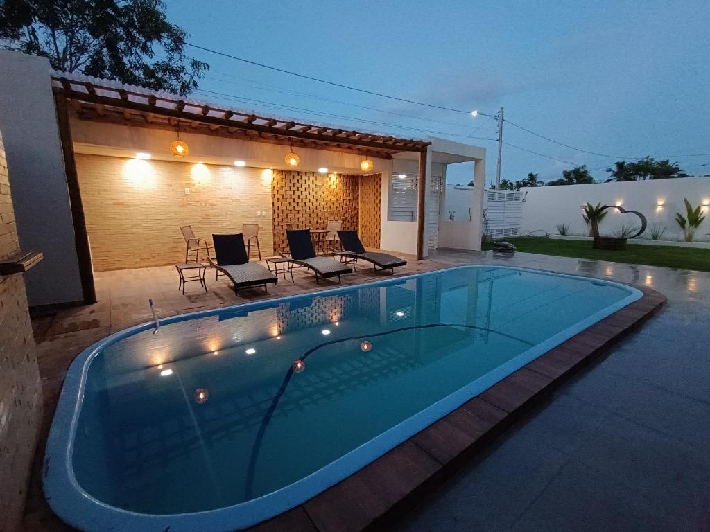马拉戈日Flats Marina Maragogi的一座房子后院的游泳池