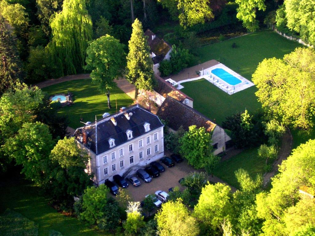 博讷夏兰奇城堡酒店的享有带游泳池的大房子的空中景致