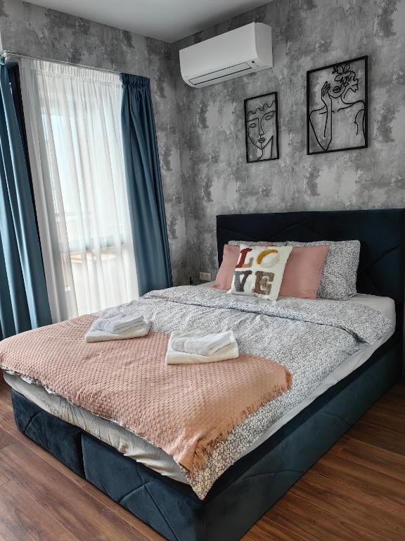 普罗夫迪夫Luxury Apartment/Studio的一间卧室配有一张床,上面有两条毛巾