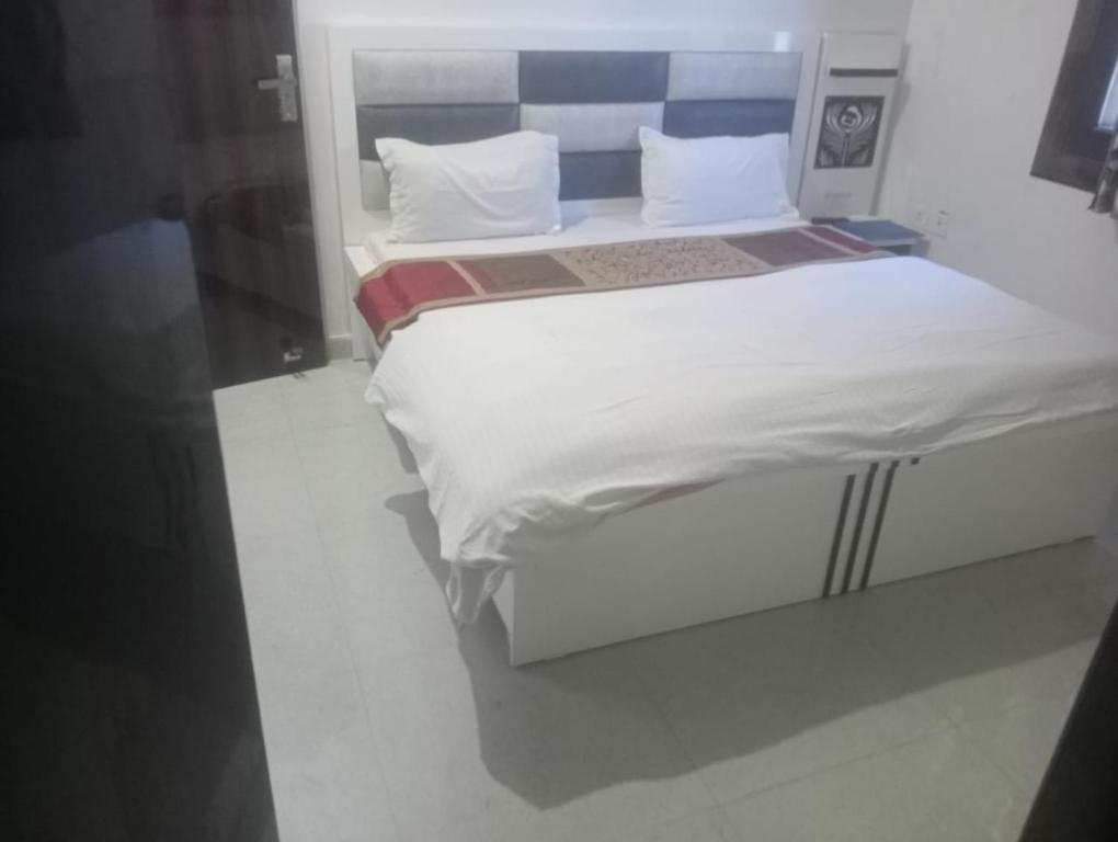 阿姆利则Gurjeet Hotel by Naavagat的小型客房内的一张小床,