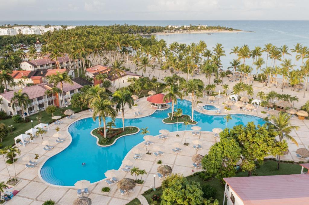 拉罗马纳Bahia Principe Grand La Romana - All Inclusive的享有度假村游泳池的空中景致