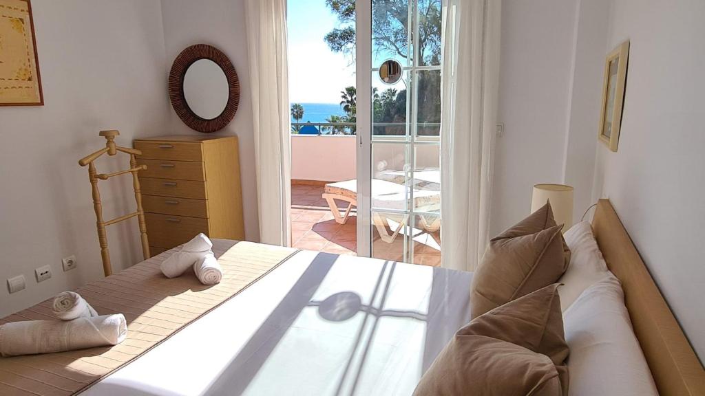 内尔哈Apartament Burriana Beach SilHouse的一间卧室设有一张床,享有海景