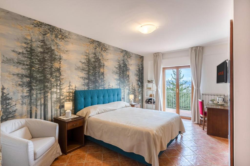 罗卡拉索Hotel Rasinus的一间卧室设有一张床,墙上有树木