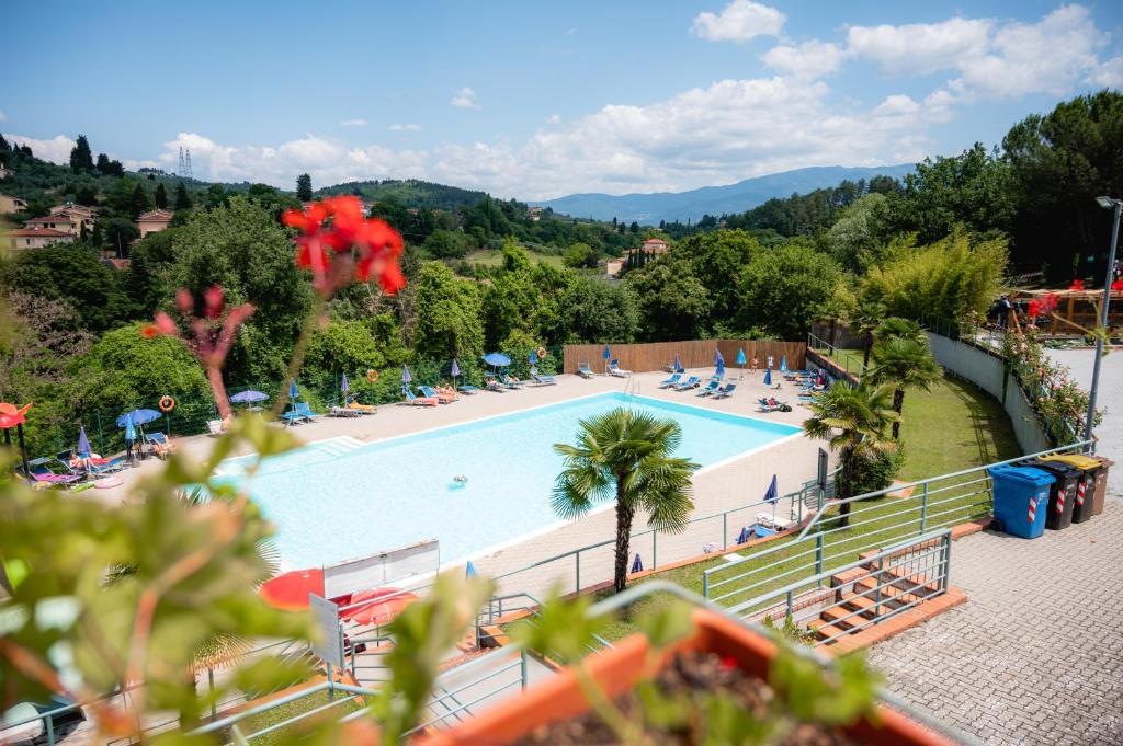 TroghiGlamping Florence的享有度假村游泳池的景色