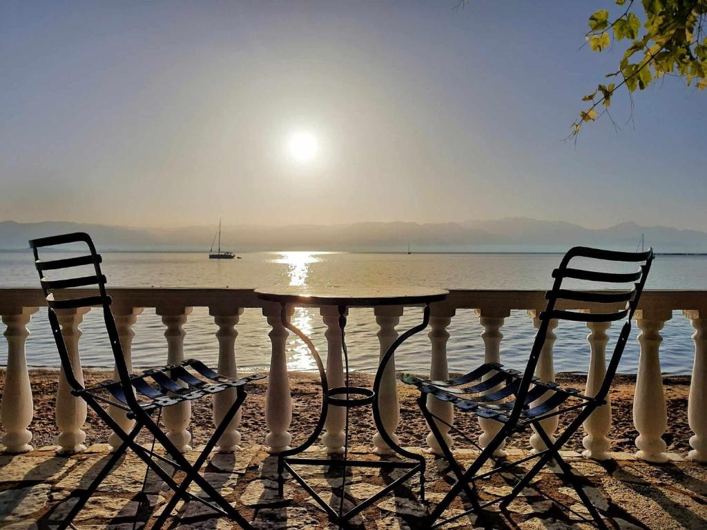 KalamakiTropical Beach A1的海滩上的两把椅子和一张桌子