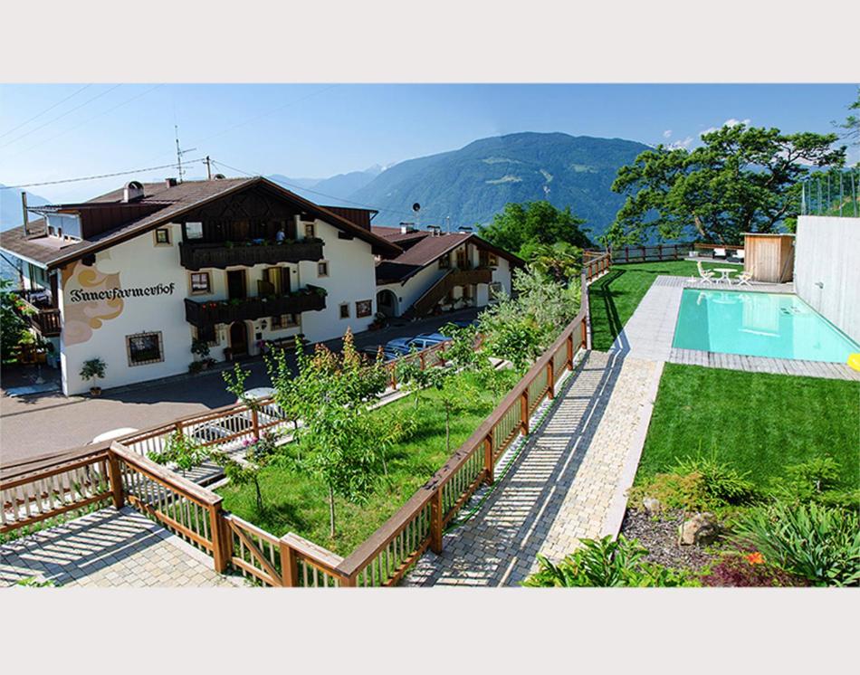 蒂鲁罗Residence Innerfarmerhof的房屋旁带游泳池的房子