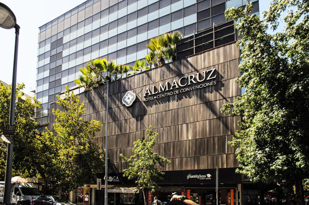 圣地亚哥Almacruz Hotel y Centro de Convenciones (Ex Galerías)的建筑的侧面有标志