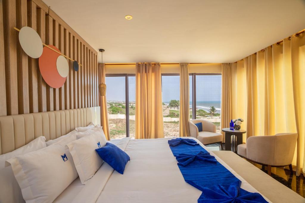 KasoaMarlin All Inclusive Resort的一间卧室设有一张大床,享有海景