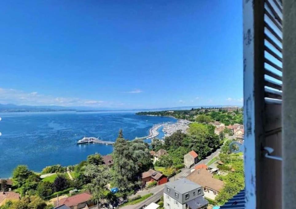 托农莱班Appartement avec vue 180 sur le Lac Léman的从大楼里欣赏水景
