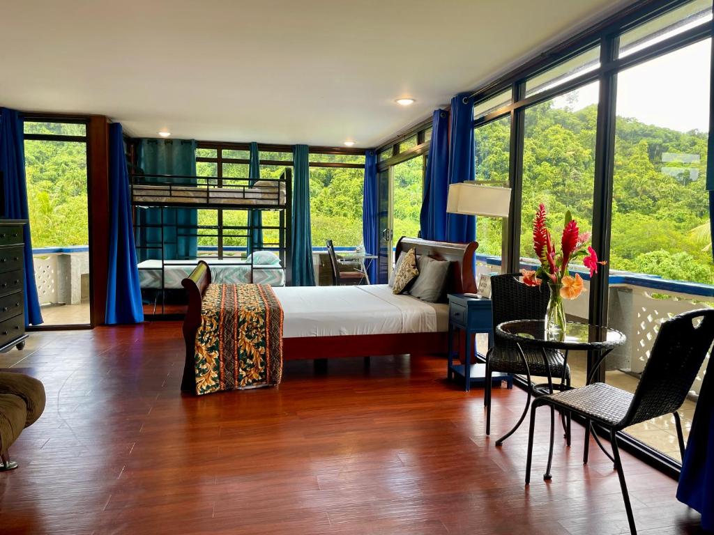 科罗尔Ngermid Oasis- 1BD, Beautiful Lodge, Amazing Views的卧室配有一张床和一张桌子及椅子