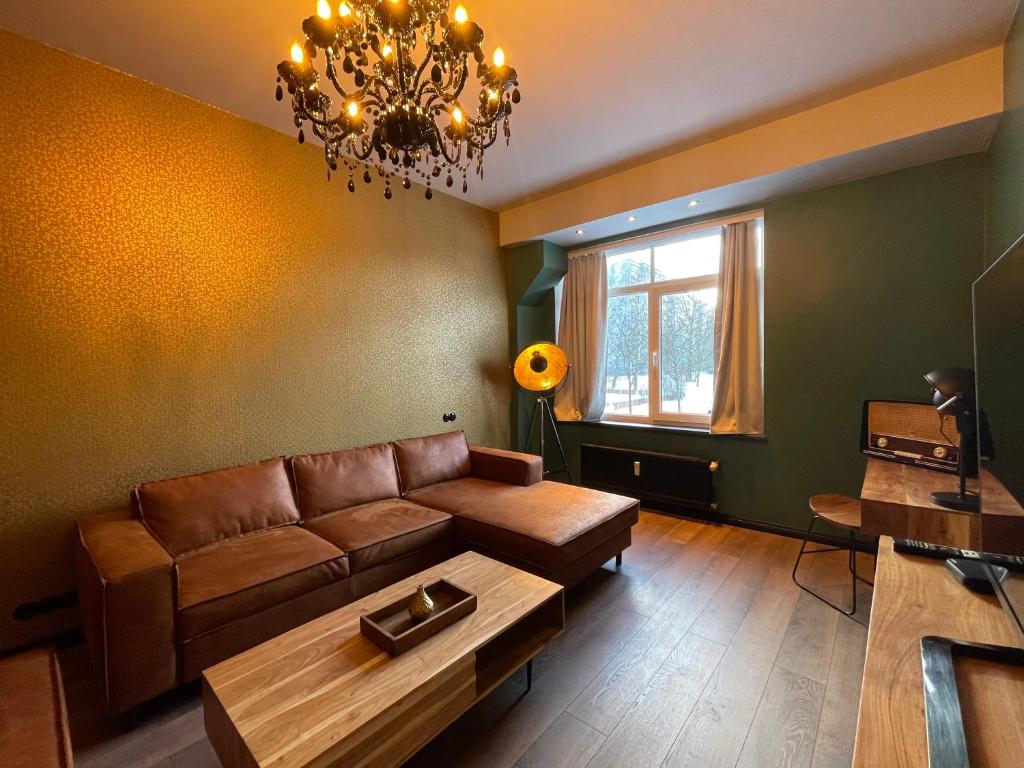 里加Dzelzavas Residence的客厅配有沙发和桌子