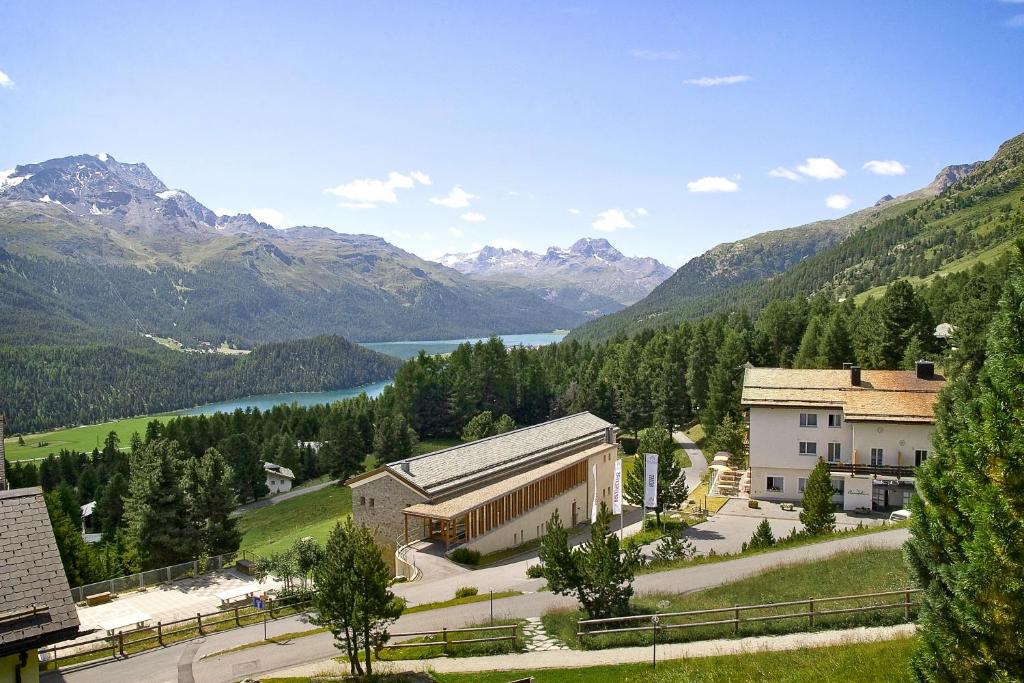 圣莫里茨兰多林斯山区酒店的享有湖泊和山脉景色的建筑