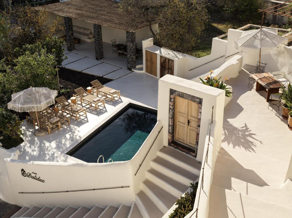 弗通Maison Dalidaz的享有带游泳池的房屋的空中景致