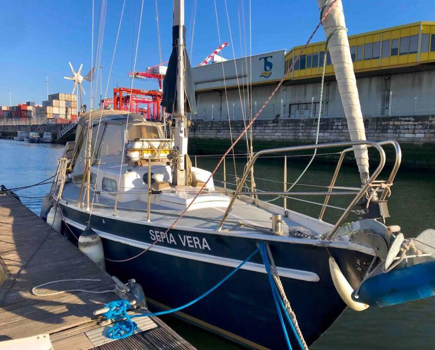 里斯本Cozy Lisbon Marina Sleepaboard - Sail Away的蓝色的船停靠在码头