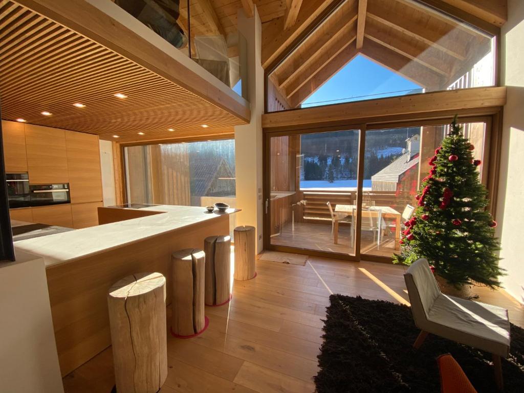 坎波罗索因瓦尔坎纳尔Luxury Chalet in the Tarvisio mountains的中间有圣诞树的厨房