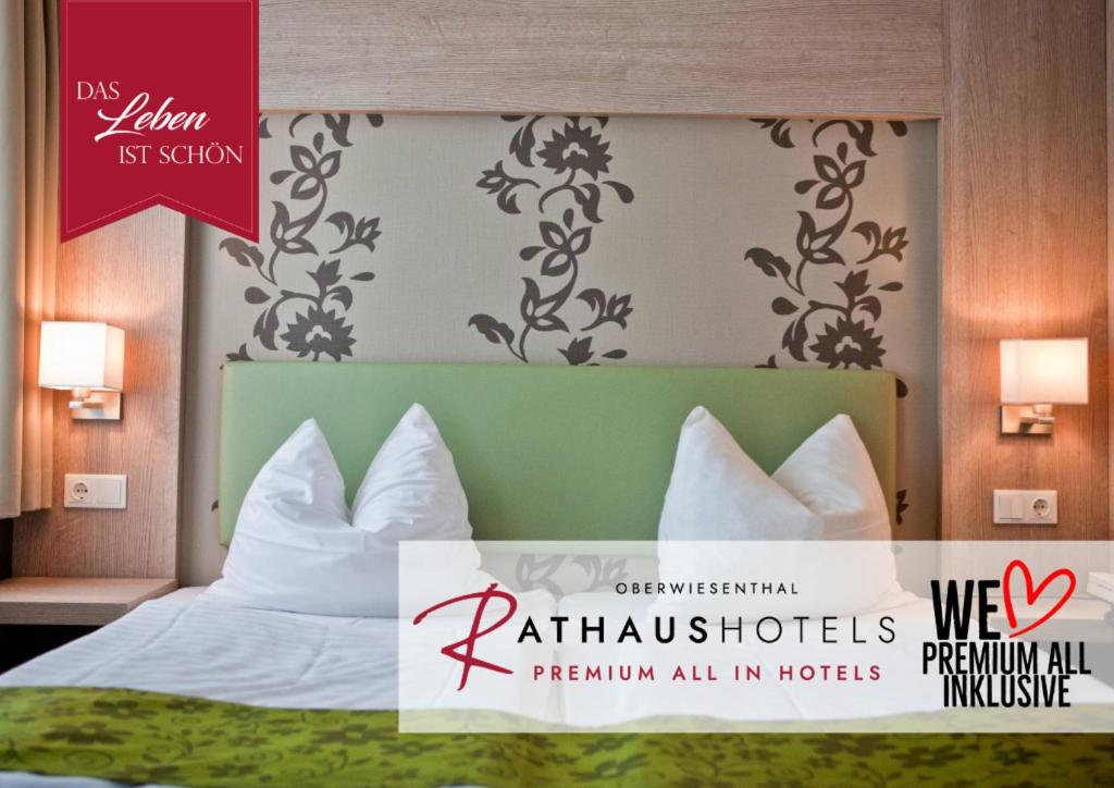 奥泊维森塔尔Rathaushotels Oberwiesenthal All Inclusive的一张位于酒店客房的床位,上面标有