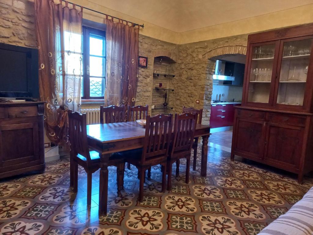 波马兰切Casa Marzocco的一间带木桌和椅子的用餐室