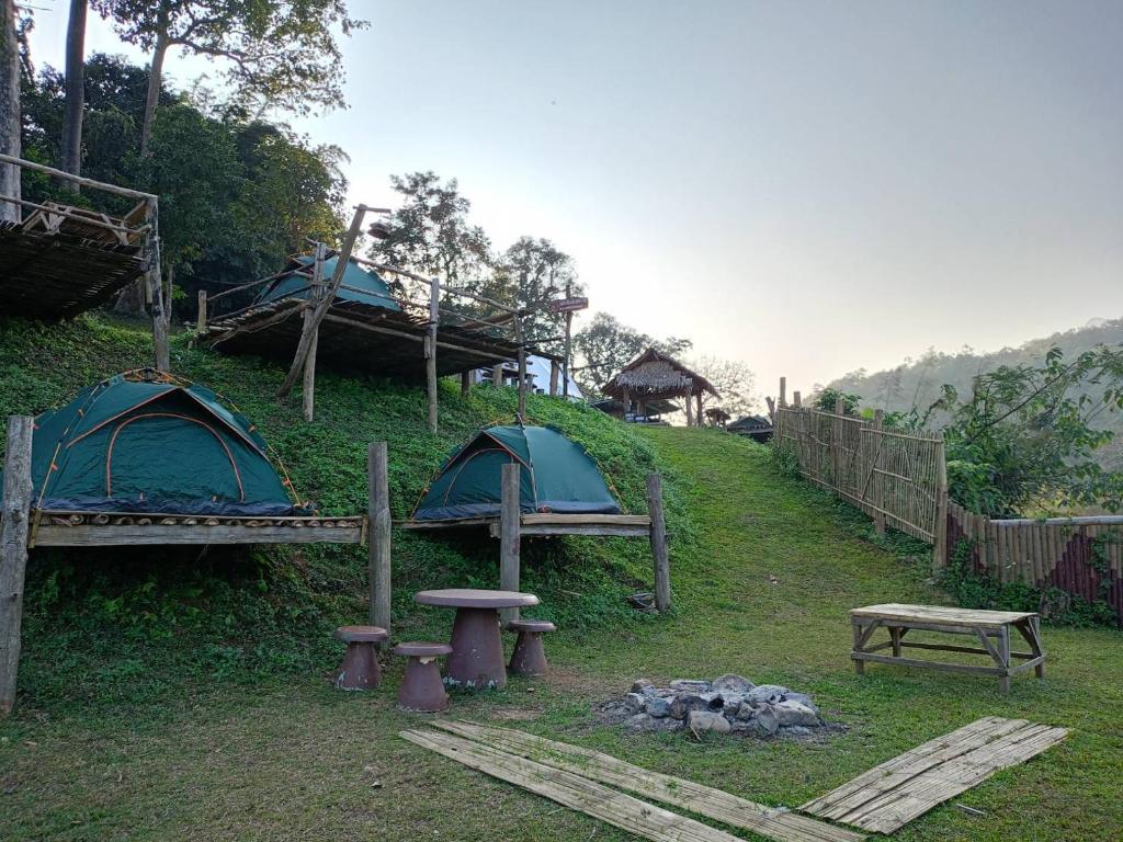 清道shambhala Mt Chiang dao的山丘上一组帐篷,配有桌子和长凳