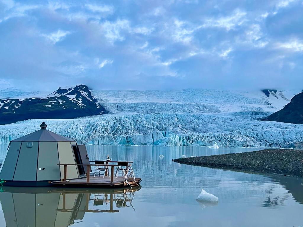 霍夫Fjallsarlon - Overnight adventure的水中一艘冰川的船