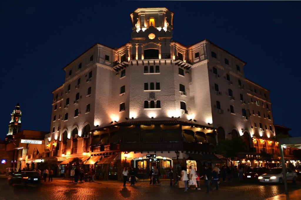 萨尔塔萨尔塔酒店的一座在晚上设有钟楼的大型建筑