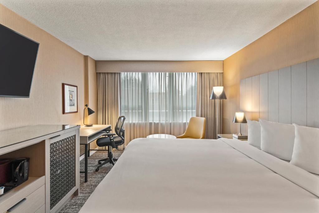 里士满温哥华机场行政酒店的酒店客房设有一张大床和一张书桌。