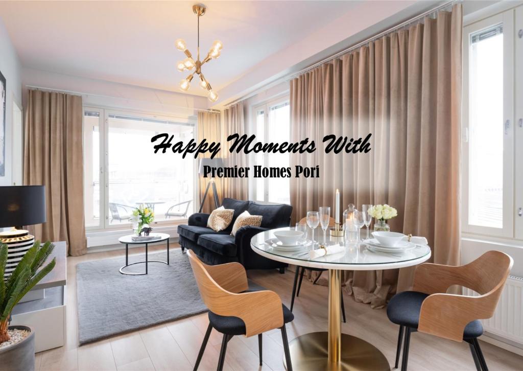 波里Premier Homes Pori Center Jazz的客厅,带快乐时光规则,顶级房子垫