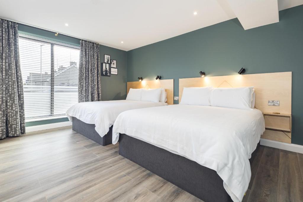 斯图尔特港Port 56的卧室设有两张床铺和蓝色的墙壁