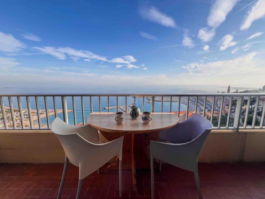 芒通Menton - Vue panoramique exceptionnelle ! 4Pers的海滩景阳台配有桌椅