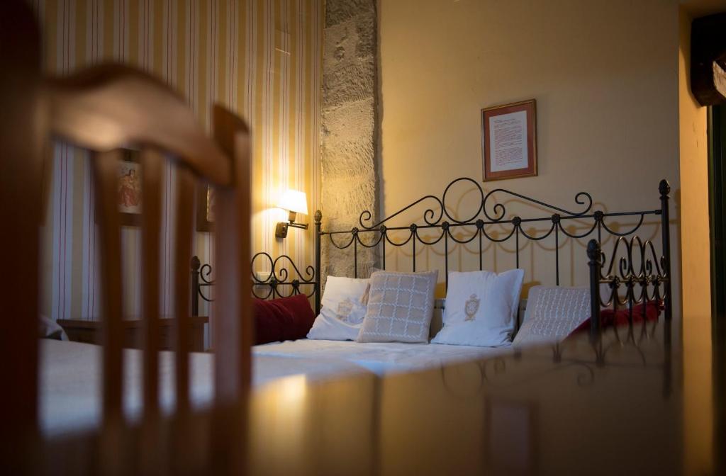 韦尔塔德贝罗拉格尔维洛酒店的一间卧室配有带白色枕头的床