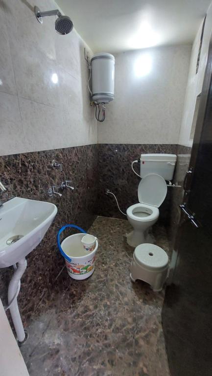 乌贾因HOTEL PRAKASH PALACE的浴室设有2个卫生间和水槽
