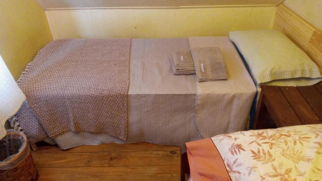 乌斯怀亚La alpina de YOLI的小型客房内的一张床位,配有西德西德克斯床