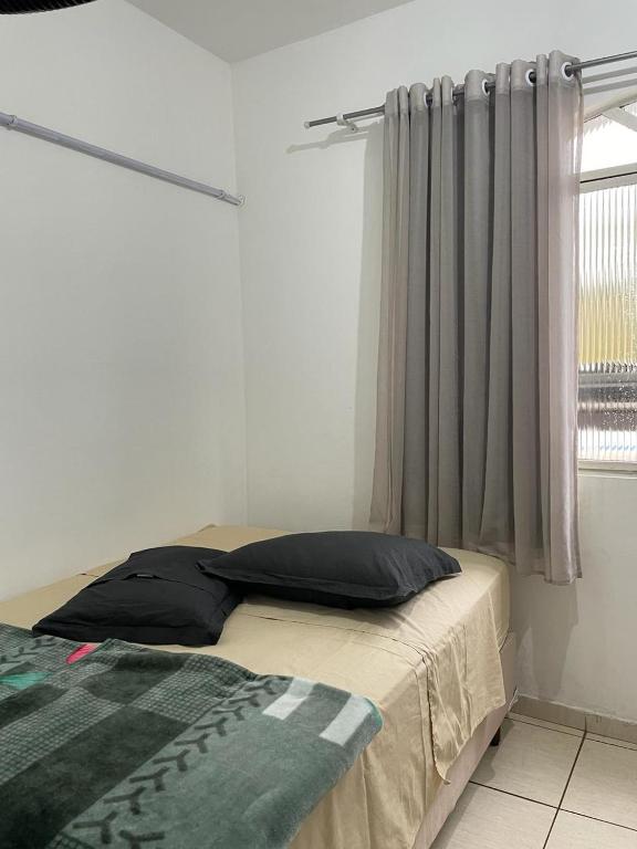 MatipóHotel Boa Vista的一间卧室配有床和带窗帘的窗户
