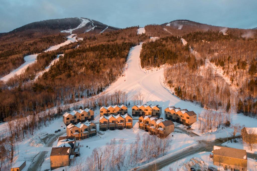 圣弗朗索瓦小河Chalets Grande-Pointe au Massif de Charlevoix -Vélos - Rando -ski-in ski-out的雪地中度假村的空中景观