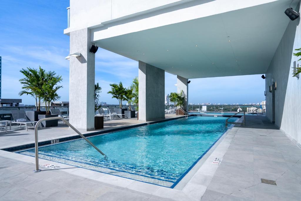 迈阿密Smart Brickell Hotel的一座大楼顶部的游泳池
