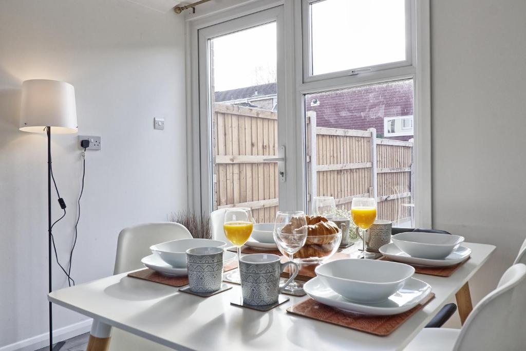 NevendonNewly Refurbished 3BR House Basildon, Garden, Netflix & Trisport Table的白色餐桌和白色餐桌
