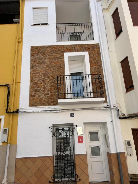 卡瓦内斯Casa Juan的带阳台和门的建筑