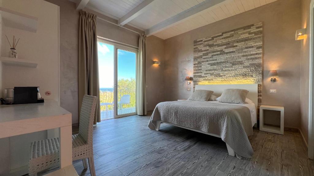 圣多米尼卡博尔戈迪圣巴巴拉酒店的一间卧室设有一张床和一个大窗户