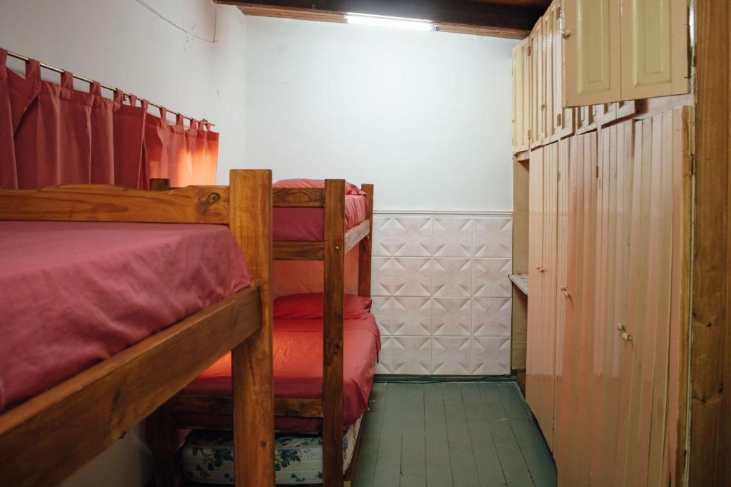 圣达菲InstaLate Hostel的带两张双层床的客房和门廊