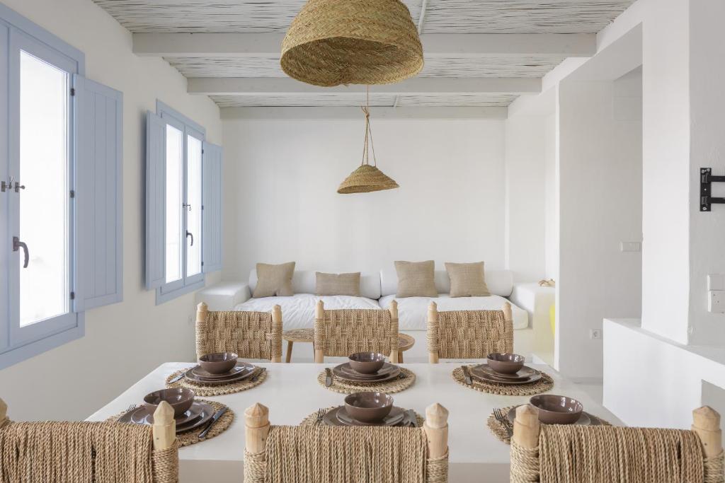 瓜尔达马尔·德尔·塞古拉Luxury Houses La Mar de Bonita的客厅配有沙发和桌椅