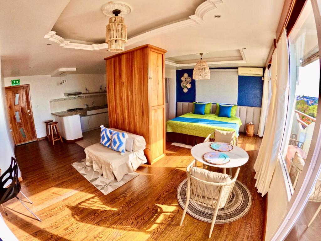 巴克里索莫雷诺港Suite Cielo, Discover the magic of Galapagos的客厅配有床和桌子