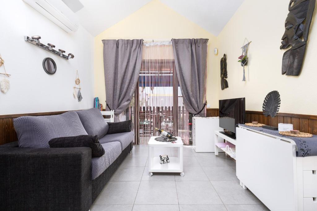 卡勒达德福斯特Bungalow Montecastillo i1的带沙发和电视的客厅
