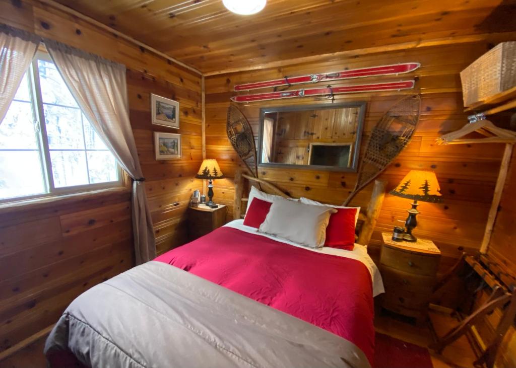 塔霍马Tahoma Meadows的小木屋内一间卧室,配有一张床