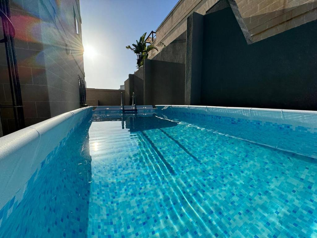 马尔萨什洛克BaySide1 Marsaxlokk Malta的大楼内的一个蓝色海水游泳池