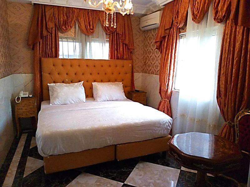 莱基Grand Emperor Museum Hotels and Resorts的一间卧室设有一张大床和一个窗户。