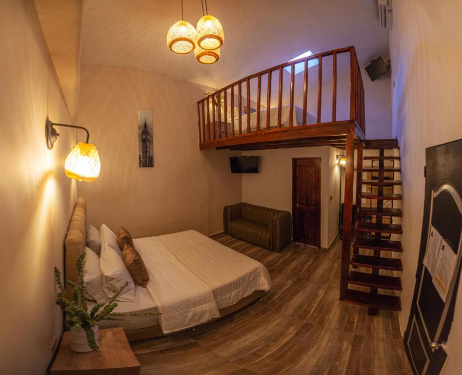 麦德林HOTEL BALI AT POBLADO的一间卧室设有一张床和一个螺旋楼梯