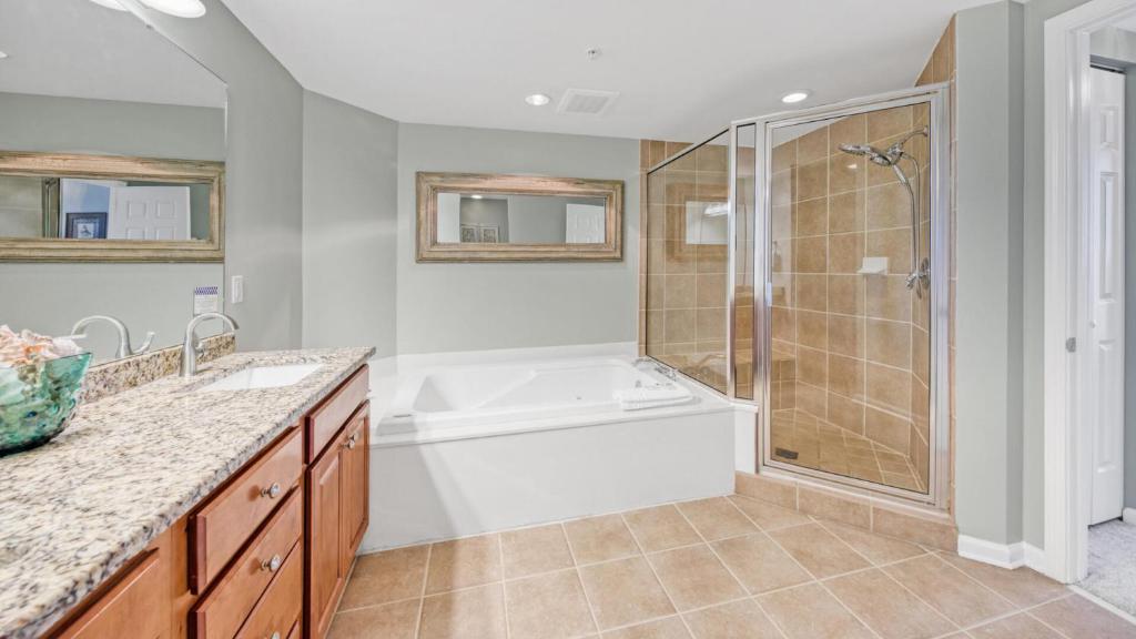 St Lucia 1204 a Luxury Condo with Gulf Views的一间浴室