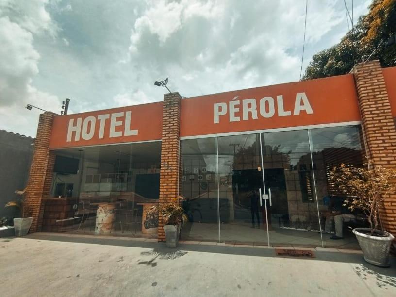 库亚巴Hotel Perola Ltda的标有读酒店标牌的酒店