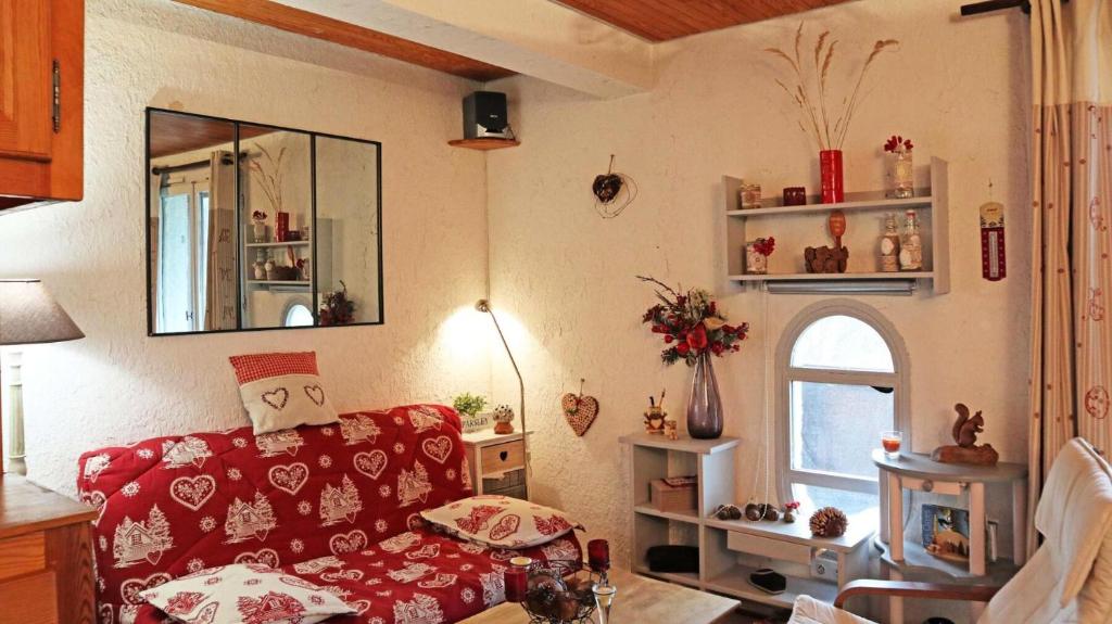 莱索尔Résidence L'horizon - Studio pour 5 Personnes 641的客厅设有红色的沙发和窗户。