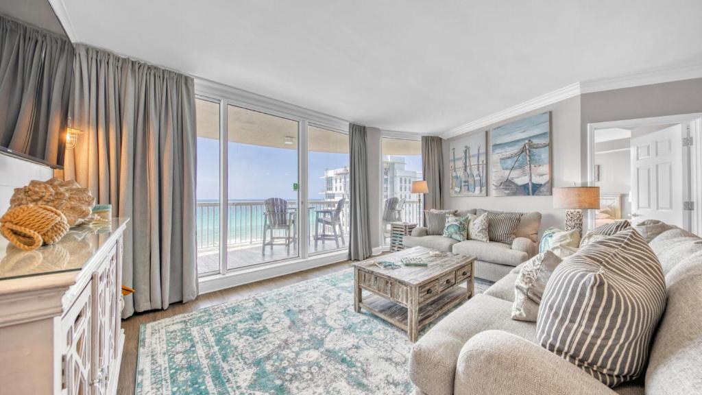 德斯坦St Maarten 907 a Newly Renovated Luxury Beach Front 3 Bedroom 9th Floor Private Elevator的带沙发和桌子的客厅