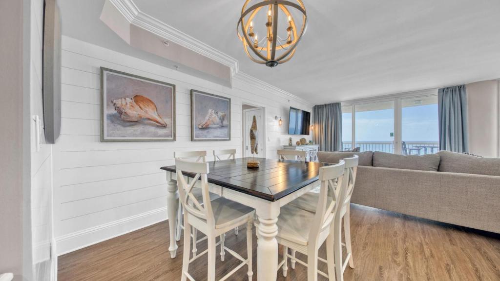 德斯坦St Maarten 907 a Newly Renovated Luxury Beach Front 3 Bedroom 9th Floor Private Elevator的一间带桌椅的餐厅和客厅